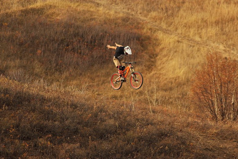 Biker freeride salta senza mani